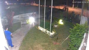 Após briga, homens voltam a sair no tapa no IML e técnico forense aparta confusão - Reprodução / Ascom Polícia Científica