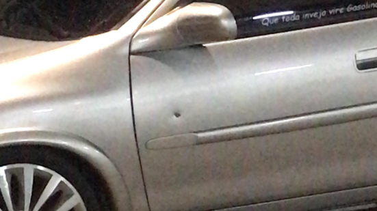 Um carro também foi atingido por um disparo de arma de fogo - Foto: Reprodução
