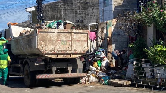Seis caçambas de entulho são retiradas da casa de acumuladora em Maceió - VISA