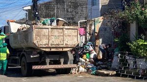 Seis caçambas de entulho são retiradas da casa de acumuladora em Maceió - VISA