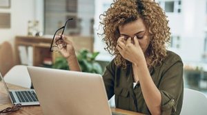 Classificação da síndrome de Burnout foi reformulada e passou a ser descrito como um fenômeno ocupacional com disfunções físicas, emocionais e sociais significativas. - Freepik