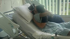 Renato de Sá abraça a enfermeira após de receber alta, depois de 18 dias internado, no Hospital de Base de Brasília - Foto: Arquivo pessoal