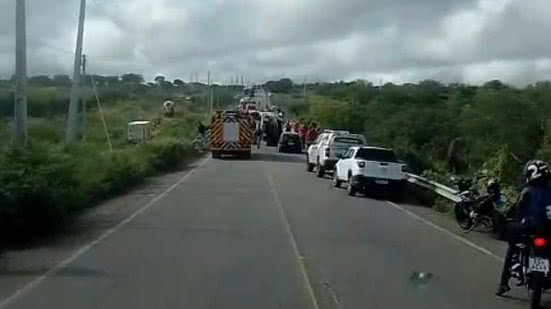 Acidente entre caminhão caçamba e carro deixa dois homens feridos na AL-220 - Reprodução / CBMAL