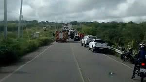 Acidente entre caminhão caçamba e carro deixa dois homens feridos na AL-220 - Reprodução / CBMAL