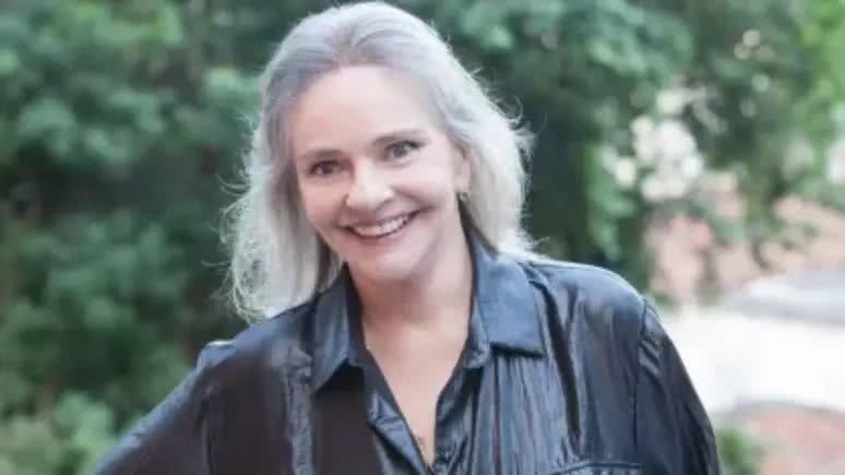Angela Ro Ro volta a falar após um mês internada e lança site para doações
