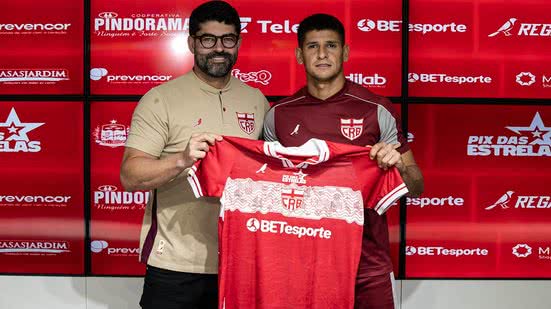Ari Barros, executivo de futebol, e o atacante Facundo Barceló na apresentação oficial do uruguaio - Francisco Cedrim / CRB