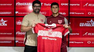 Ari Barros, executivo de futebol, e o atacante Facundo Barceló na apresentação oficial do uruguaio - Francisco Cedrim / CRB