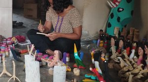 Imagem Madeira reaproveitada impulsiona trabalho de artesãos da Ilha do Ferro