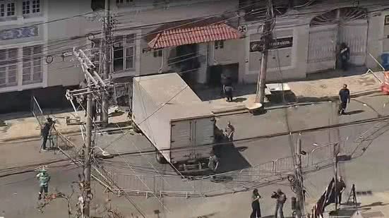 Caminhão bate em muro de São Januário antes de Vasco x Botafogo e deixa feridos - Reprodução