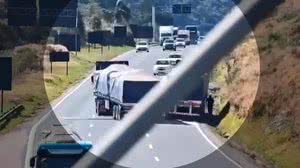 Caminhoneiros são flagrados dirigindo bêbados na contramão de serra da BR-277 no Paraná - Reprodução / PRF