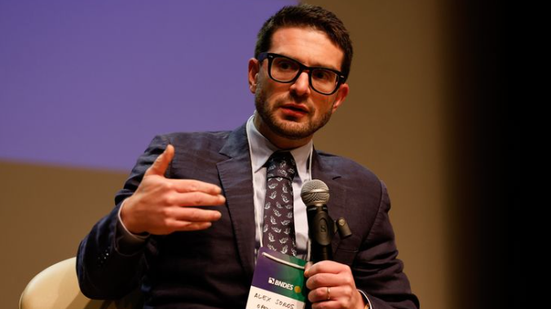 O presidente do Conselho da Open Society, Alex Soros, durante abertura do seminário Globalização, Desenvolvimento e Democracia - Tânia Rêgo/Agência Brasil