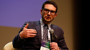 O presidente do Conselho da Open Society, Alex Soros, durante abertura do seminário Globalização, Desenvolvimento e Democracia - Tânia Rêgo/Agência Brasil