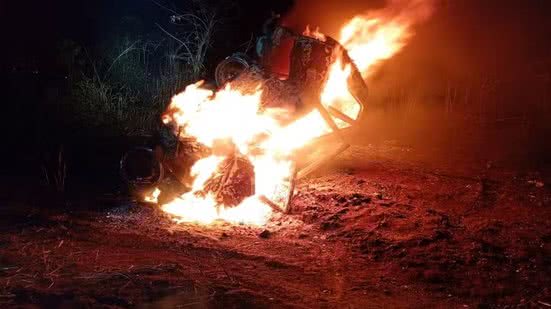 Carro com 5 ocupantes pegou fogo após a batida na MGC-497 - Divulgação / PMRv
