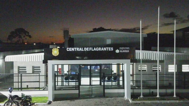 Caixa abandonada em praça é encontrada com revólver e caixas de Rohypnol