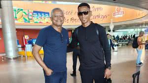 Ciel e o torcedor azulino Jefferson Vasconcellos no Aeroporto Internacional Zumbi dos Palmares, nesta quinta - Junyelle Rocha / Rádio Pajuçara FM