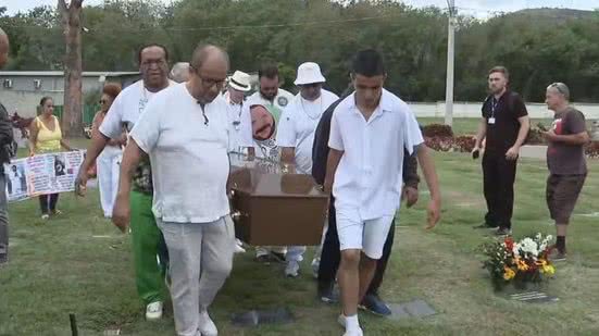 Corpo de Arlindo Cruz é enterrado no Cemitério Jardim da Saudade, em Sulacap - Reprodução / TV Globo