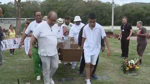 Corpo de Arlindo Cruz é enterrado no Cemitério Jardim da Saudade, em Sulacap - Reprodução / TV Globo