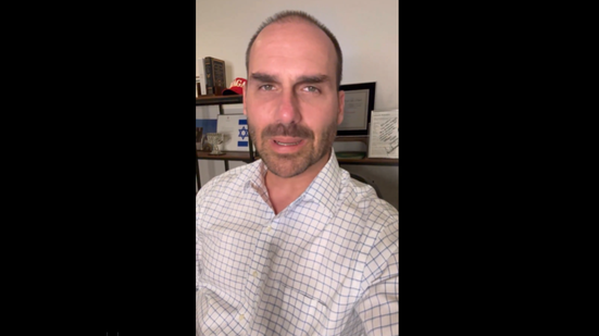 Imagem Após xingamentos, Eduardo Bolsonaro grava vídeo em apoio a Silas Malafaia