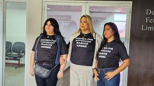 Manuela (ao centro da imagem) era irmã da vítima - João Arthur Sampaio/TNH1