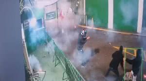 Imagens do ataque foram registradas por câmeras de segurança do CT do Palmeiras, que divulgou os vídeos nas redes sociais - Reprodução / Palmeiras