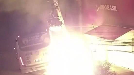 Ônibus perdeu controle e bateu em poste - Reprodução / Smart Sanca