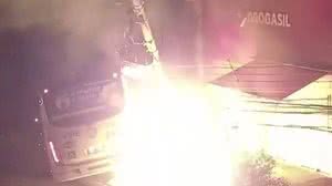 Ônibus perdeu controle e bateu em poste - Reprodução / Smart Sanca