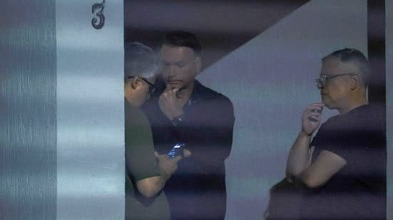 O ex-presidente Jair Bolsonaro é visto na garagem de sua casa após a decretação de prisão domiciliar pelo ministro do STF - Pedro Ladeira / Folhapress