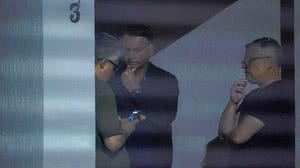 O ex-presidente Jair Bolsonaro é visto na garagem de sua casa após a decretação de prisão domiciliar pelo ministro do STF - Pedro Ladeira / Folhapress