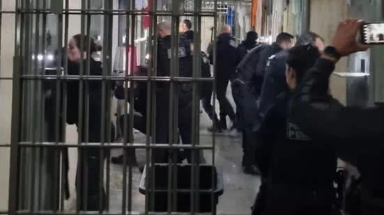 Mandados de prisão e apreensão foram cumpridos em prisões onde estavam os criminosos - Reprodução / Uol