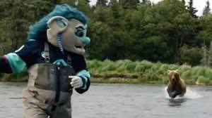 Mascote da equipe Buoy foi surpreendido pelo urso - Reprodução / X