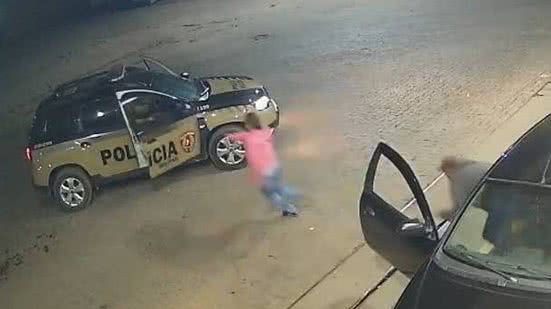 Mulher foge de carro de ex e pede socorro à polícia em Minas Gerais - Reprodução