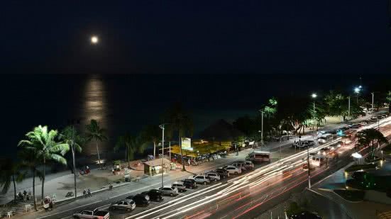 Suspeitos circulavam na orla, quando foram abordados pela polícia - Foto: Reprodução