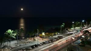 Suspeitos circulavam na orla, quando foram abordados pela polícia - Foto: Reprodução