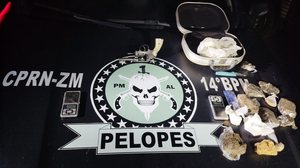 Imagem PM flagra mãe e filha com arma e um quilo de drogas em Joaquim Gomes