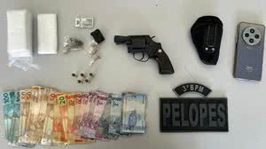 Mulher é presa com drogas e PM encontra revólver em fundo falso na cerâmica do banheiro - Divulgação / PMAL