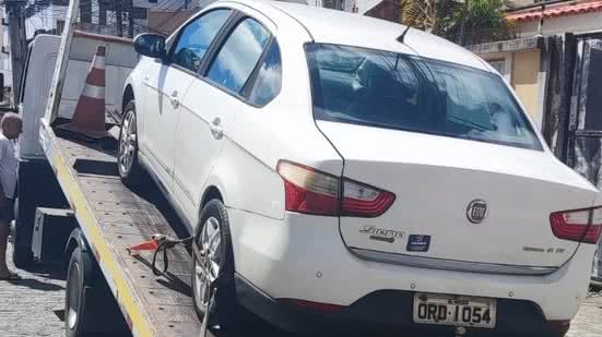 Fiat Siena branco, que tinha queixa de roubo/furto, foi localizado na rua Lourenço de Souza Alencar, no Poço - Reprodução / PMAL