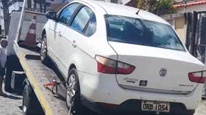 Fiat Siena branco, que tinha queixa de roubo/furto, foi localizado na rua Lourenço de Souza Alencar, no Poço - Reprodução / PMAL
