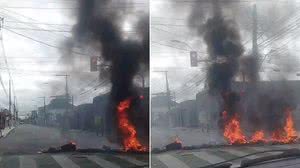 Manifestantes queimam pneus e bloqueiam trecho de rua no Centro - Reprodução / Redes sociais