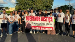 Os amigos protestaram durante o sepultamento de mulher que estava internada na clínica de reabilitação. - Cortesia