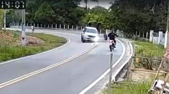 Pneu de caminhonete 'voa' e por pouco não acerta motociclista em rodovia - Reprodução / Redes sociais