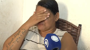 Rosilene é mãe da adolescente vítima de tiro nas costas - Reprodução/TV Pajuçara