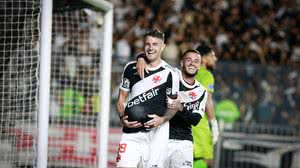 Vegetti (à esquerda) e Coutinho comemoram gol pelo Cruzmaltino - Matheus Lima/CRVG