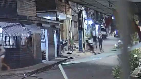 Vídeo mostra atentado a tiros no Jacintinho: inocentes correram desesperados - Reprodução