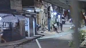 Vídeo mostra atentado a tiros no Jacintinho: inocentes correram desesperados - Reprodução