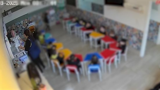 Professora é investigada por agredir criança de 4 anos em escola particular no RS - Foto: Reprodução/Câmera de segurança
