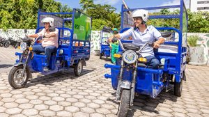 O prefeito JHC mostrou, na prática, o funcionamento do veículo do projeto Ecoleta ao seu colega de Belo Horizonte(MG), Álvaro Damião. - Foto: Itawi Albuquerque/Secom Maceió