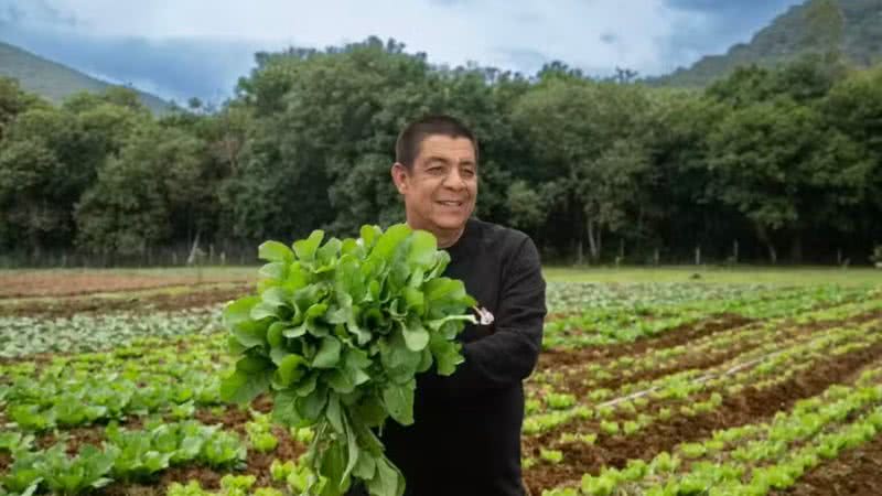 Zeca Pagodinho participa de desenvolvimento de horta para alimentar moradores de Xerém
