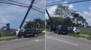 Carro bate em poste e derruba fiação na Avenida Menino Marcelo - Reprodução
