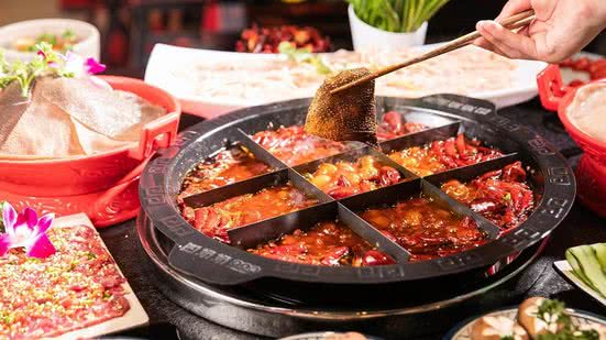 Imagem Adolescentes urinam em caldeirão de sopa em restaurante e são multados em R$ 1,6 milhão