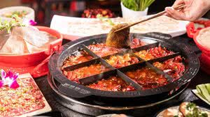 Imagem Adolescentes urinam em caldeirão de sopa em restaurante e são multados em R$ 1,6 milhão